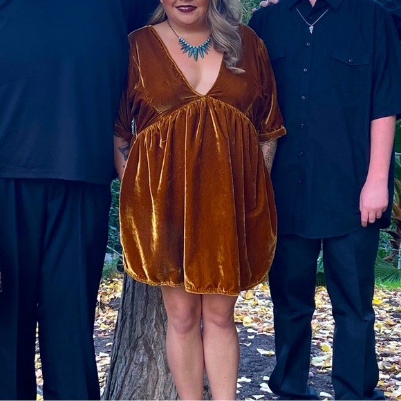 Free People Dresses & Skirts - FREE PEOPLE golden ivy velvet mini dress 🧡